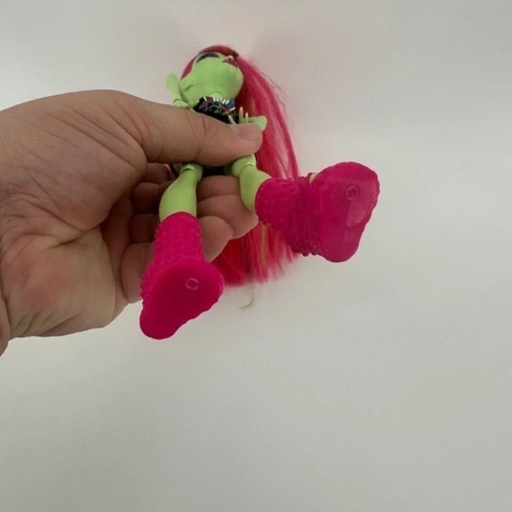 Monster High 2008 Mattel Venus McFlytrap Doll Pink Hair Green Outfit‎ Shoes
